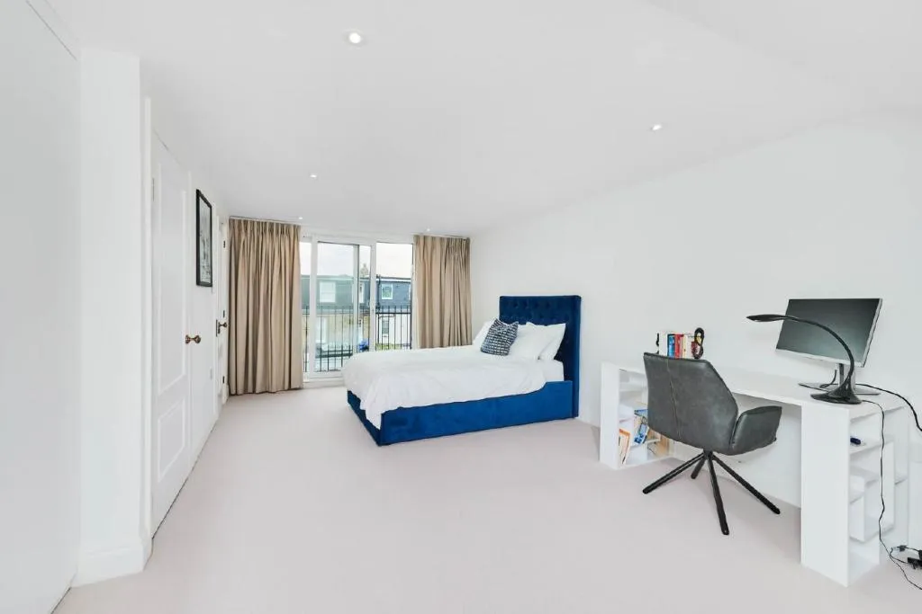 E&E Loft London Ltd